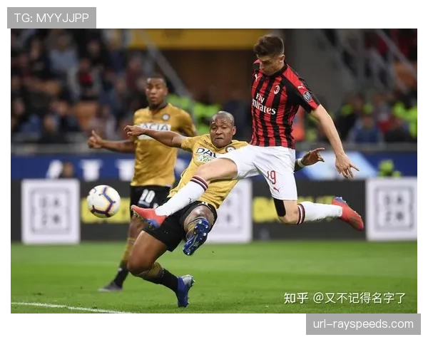 特写:洛里昂小将打入法甲处子球后,冲向看台与患病母亲相拥